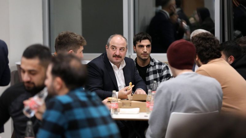 Mustafa Varank’tan kütüphanede ders çalışan öğrencilere pizza sürprizi