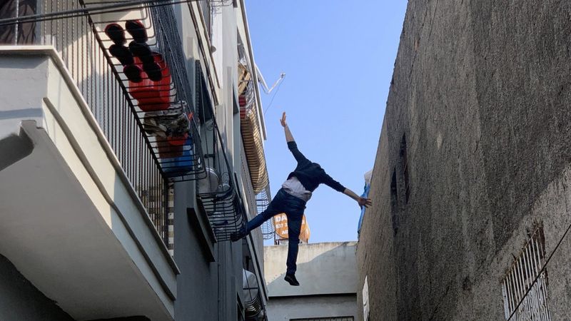 Adana’da dama çıkan adam, aşağıya atladı