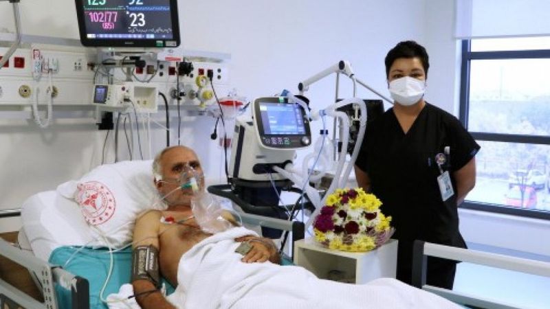 Eskişehir'de Covid-19 olan emekli öğretmene sürpriz kutlama