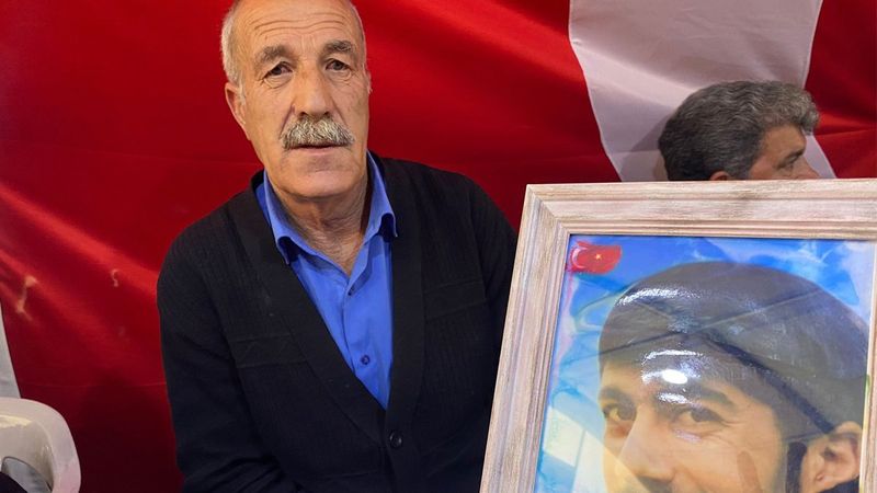 Evlat nöbetindeki baba: Oğlumu devlet okuttu avukat olacaktı, HDP eline silah verdi