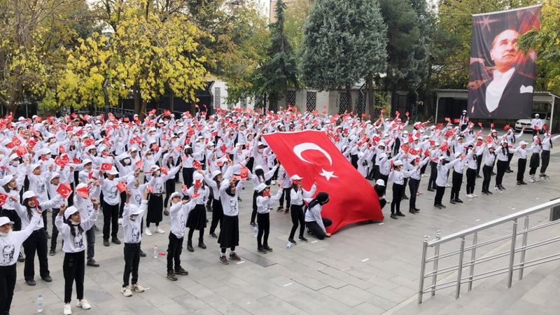 Diyarbakır'da 300 öğrenciden ‘Atatürk’ün çocuklarıyız' şarkısı