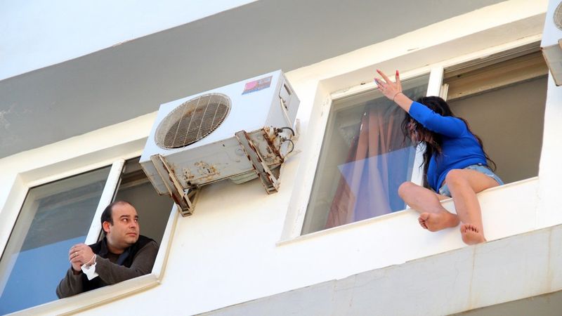 Antalya’da cama çıkan eski hostes, polise zor anlar yaşattı