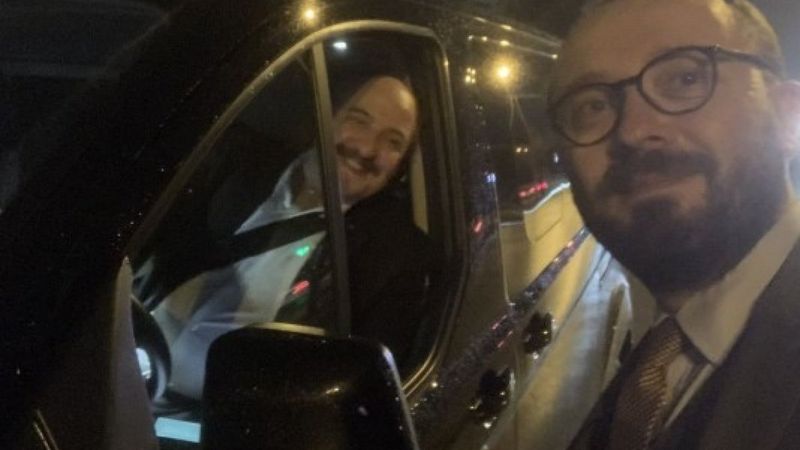 Mustafa Varank, kaza geçiren muhabiri aracıyla evine bıraktı