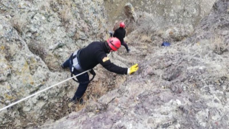 Ağrı'da bir kişi, köpeğini ararken kayalıklarda mahsur kaldı