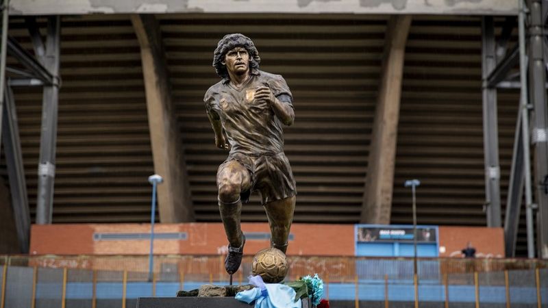 Napoli'de Maradona'nın ölüm yıl dönümünde heykeli dikildi