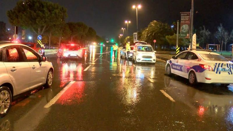 Kartal sahil yolu şiddetli yağış nedeniyle trafiğe kapatıldı