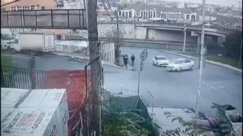 Beylikdüzü'nde ters yönden kaçan şüphelileri polis kovaladı