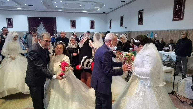 Bursa'da engelli genç kızların gelinlik hayali gerçek oldu