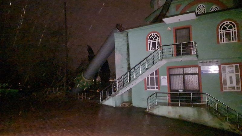 Kocaeli'de fırtınaya dayanamayan 2 caminin minaresi yan yattı