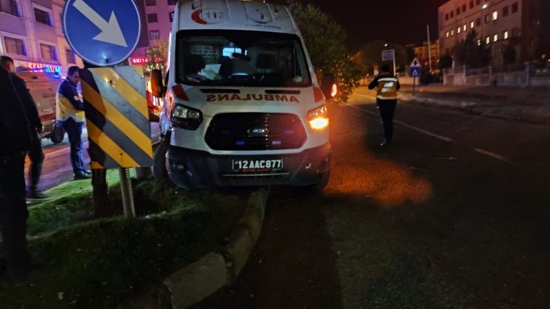 Bingöl'de hasta taşıyan ambulans kaza yaptı