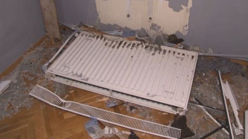 Beylikdüzü'nde çatıdan kopan parçalar, karşısındaki evin içine girdi