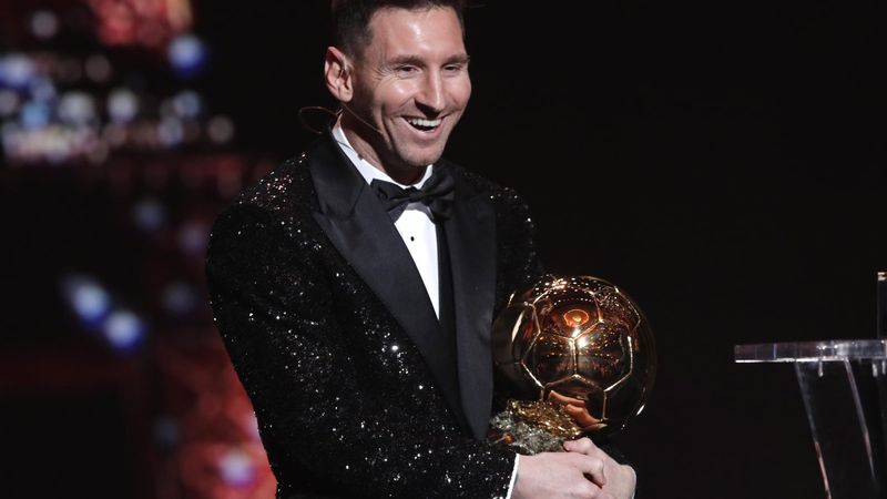 2021 Ballon d'Or ödülünü kazanan Lionel Messi oldu