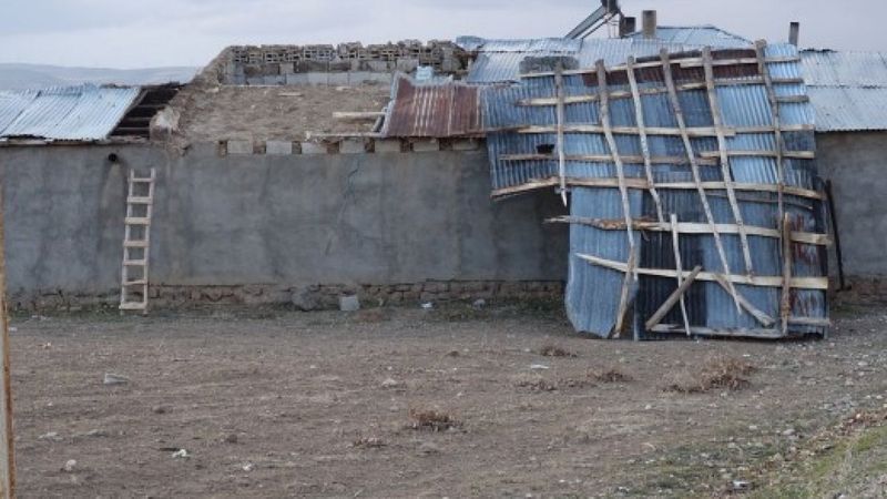 Van'da şiddetli rüzgar okulun çatısını uçurdu