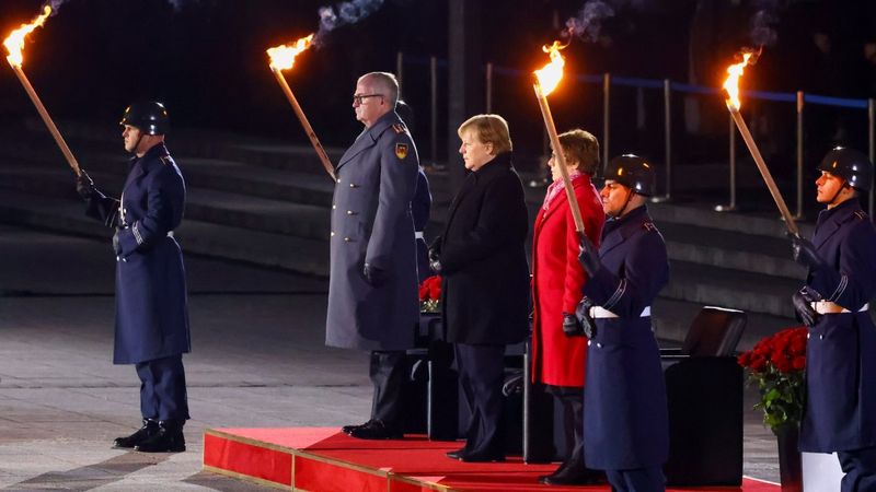 Angela Merkel'e askeri tören ile veda edildi