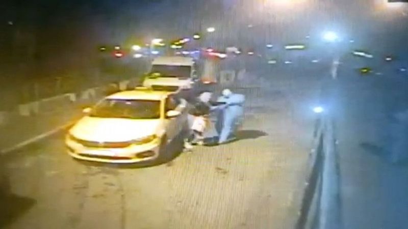 Beyoğlu’nda kadın müşteriyi yola savuran taksici yakalandı