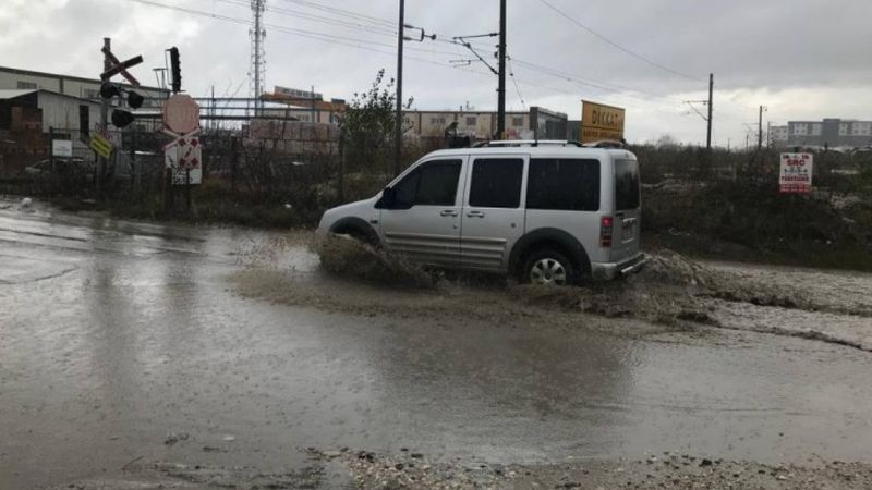Edirne'de sağanak yağmur sonrası yollar göle döndü