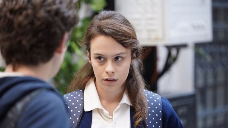 Dizideki hallerini unutun! Masumlar Apartmanı’nın Neriman’ı Gizem Katmer mini elbisesiyle nefes kesti