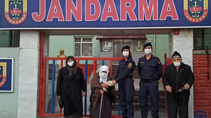 Kütahyalı Halime Nine ördüğü yün çorapları Mehmetçik'e teslim etti