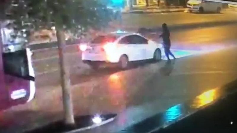 Beyoğlu’nda trafik ışıklarında silahlı saldırı kamerada