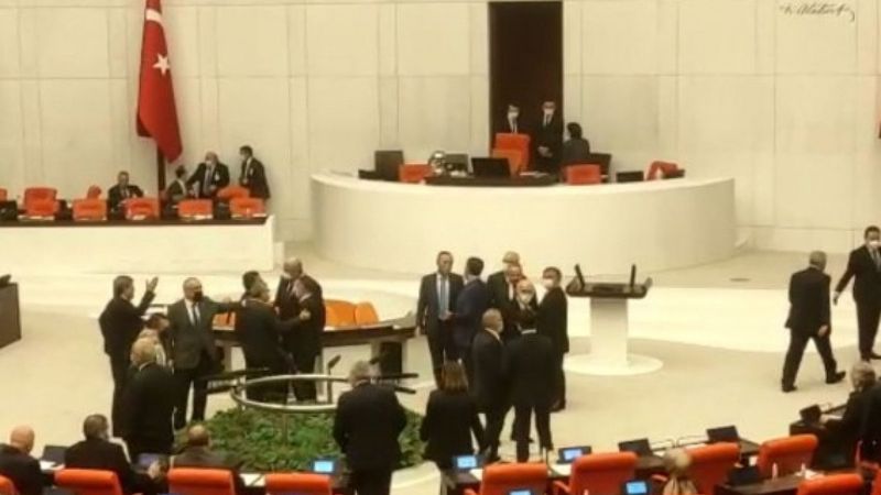 Meclis'te el hareketi ve küfür gerginliği