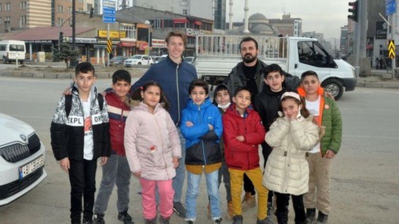 Yüksekovalı çocukların İngilizce tanıtımı, İsviçreli turisti hayran bıraktı
