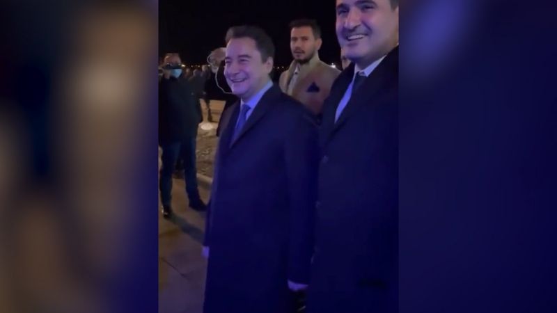 Ali Babacan barda eğlenen gençlere el salladı