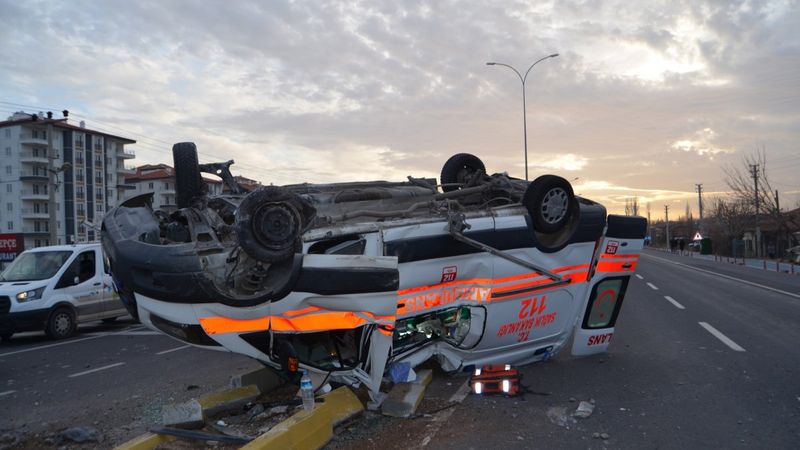 Aksaray'da ambulansla otomobil çarpıştı: 4 yaralı