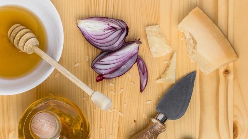 Burun kıvırmadan önce bir daha düşünün: Ballı soğan karışımın mucizevi etkileri