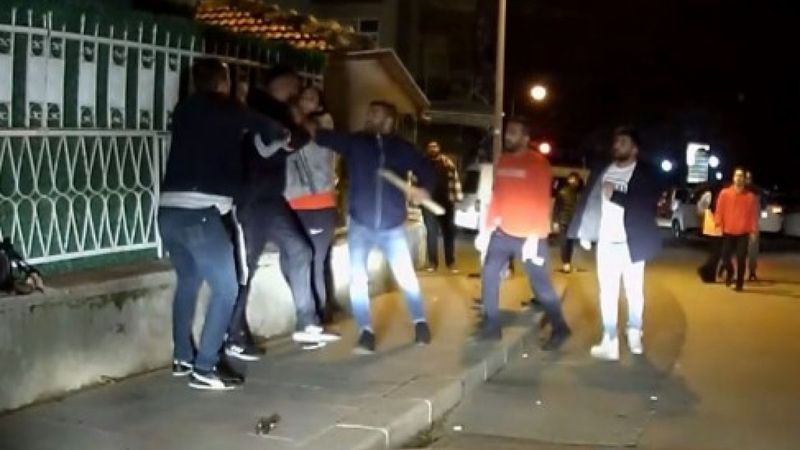 Aksaray'daki laf atma kavgasında sopa, yumruk ve tekmeler havada uçuştu