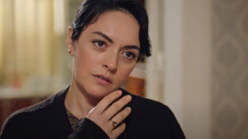 Masumlar Apartmanı 51. bölüm ön izleme: Yüzüğümü hangi açıdan göstersem acaba...