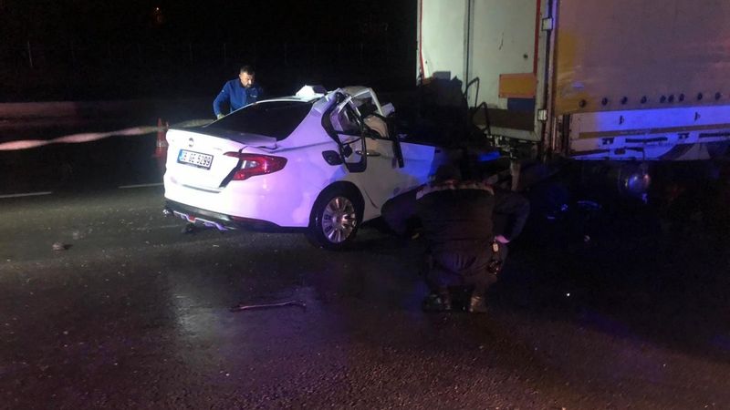 Ankara'da park halindeki tıra arkadan vuran şoför yaralandı