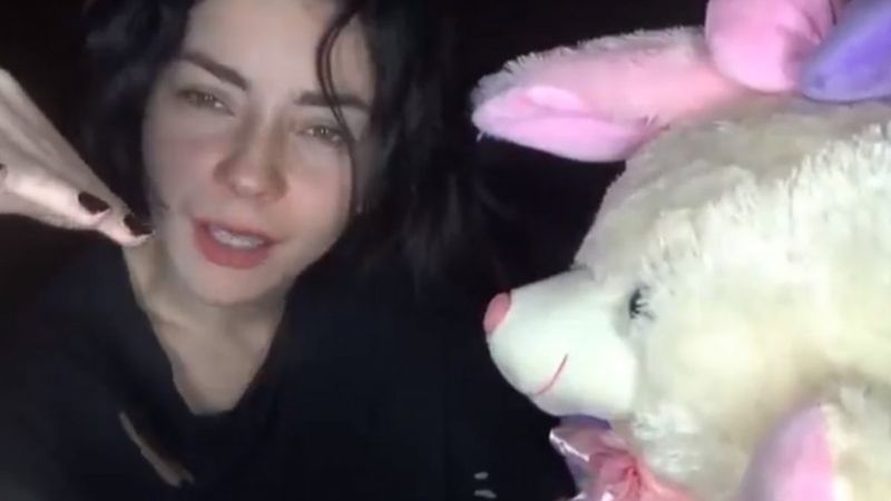 Merve Boluğur'dan oyuncak ayılı 'ilişki yapmışımdır' skeci