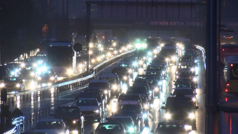 İstanbul'da yağmur, trafiği olumsuz etkiledi