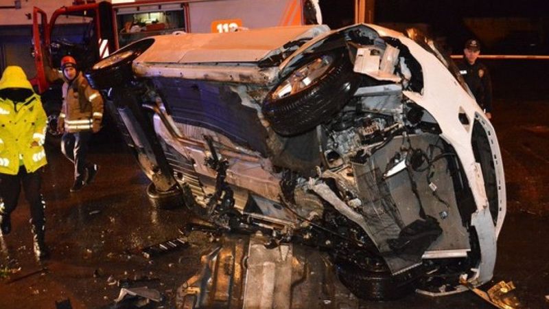 Beşiktaş'ta sürücüsünün kontrolünü kaybettiği otomobil yan yattı: 2 yaralı