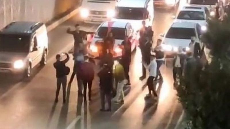 Hatay'da düğün konvoyu, trafiğe kapattığı yol üzerinde göbek attı