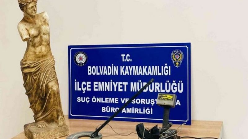 Afyonkarahisar'da polisin bastığı evden 1 metrelik heykel çıktı