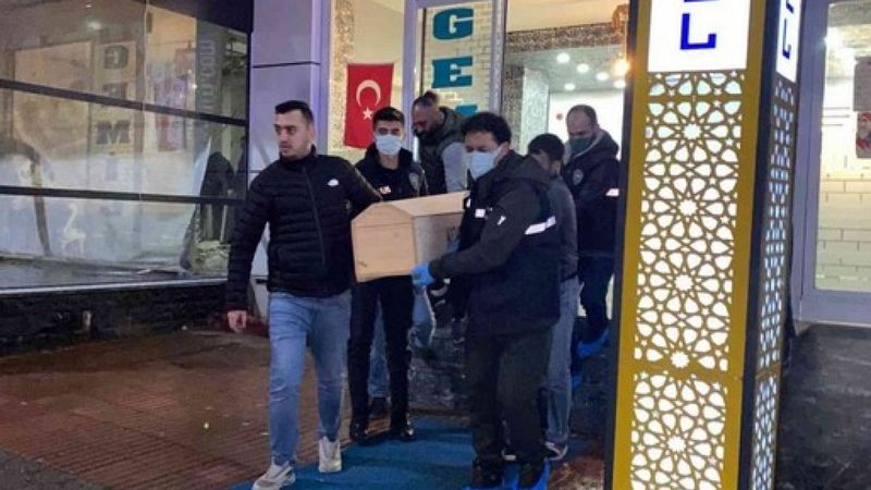 Kocaeli'de otel odasında ölü bulunan kadının katil zanlısını annesi yakalattı