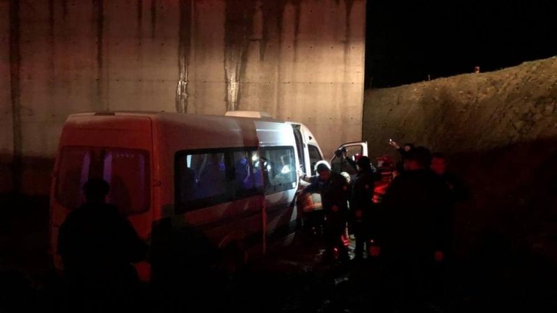 Gemlik’te fabrika işçilerini taşıyan minibüs köprü inşaatına uçtu