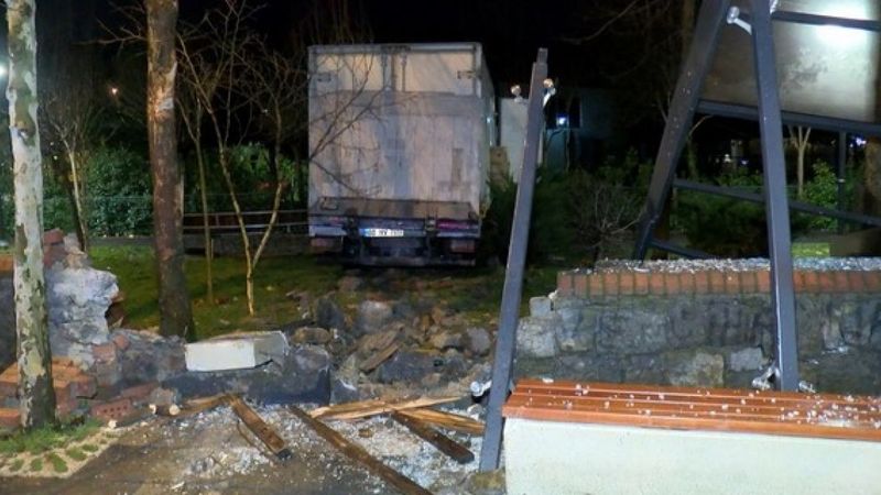 Kartal’da freni boşalan kamyonet, ağacı ve otobüs durağını yıkarak parka daldı