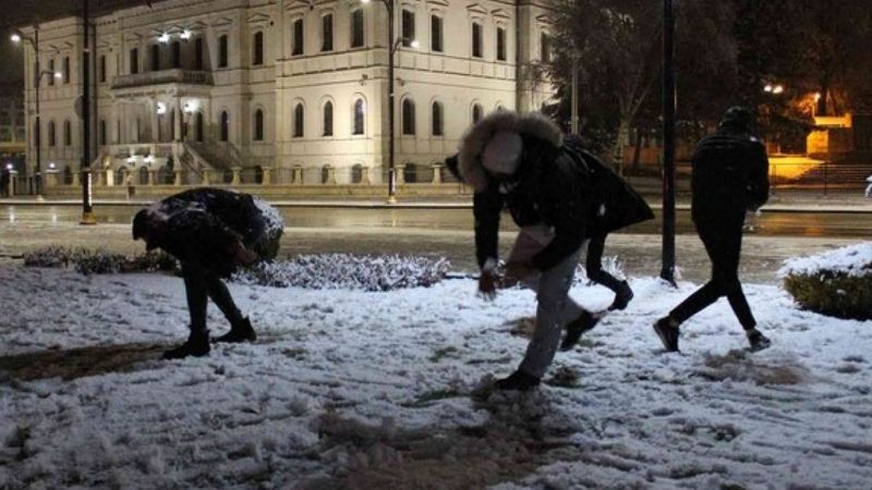 Sivaslılar yağan kar altında eğlendi