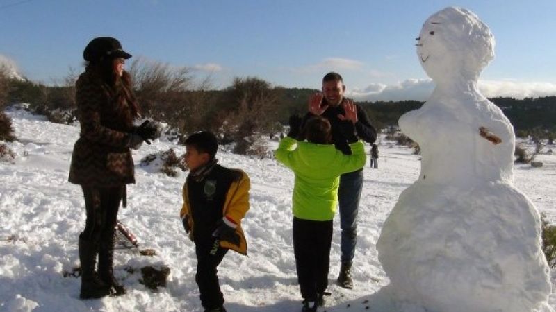 Muğla'da kar yağan Yılanlı dağına yoğun ilgi