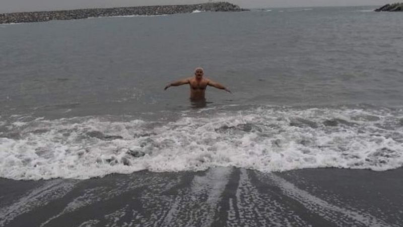 Zonguldak'ta bir kişi, 7 derecede denize girdi