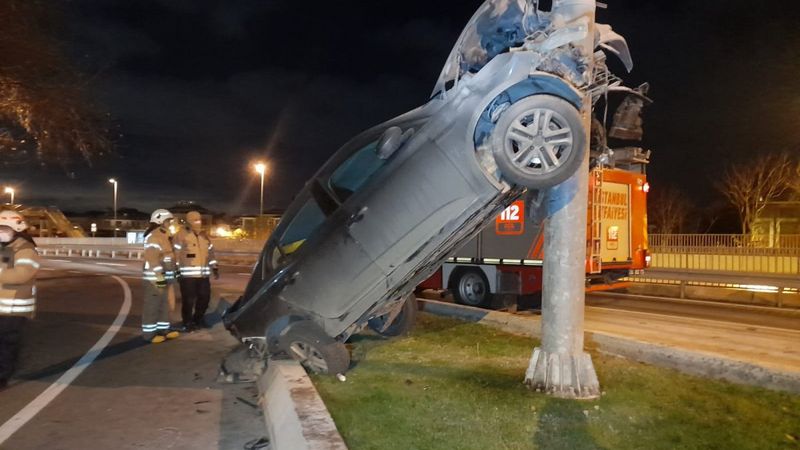 Bakırköy'de otomobil yön tabelası direğine asılı kaldı: 1 yaralı