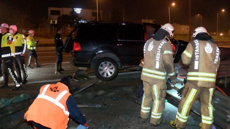 Sultanbeyli'de otomobil bariyere çarptı: 2 yaralı 