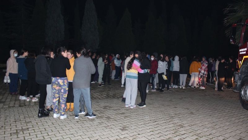 Manisa'da öğrenci yurdunda yangın paniği