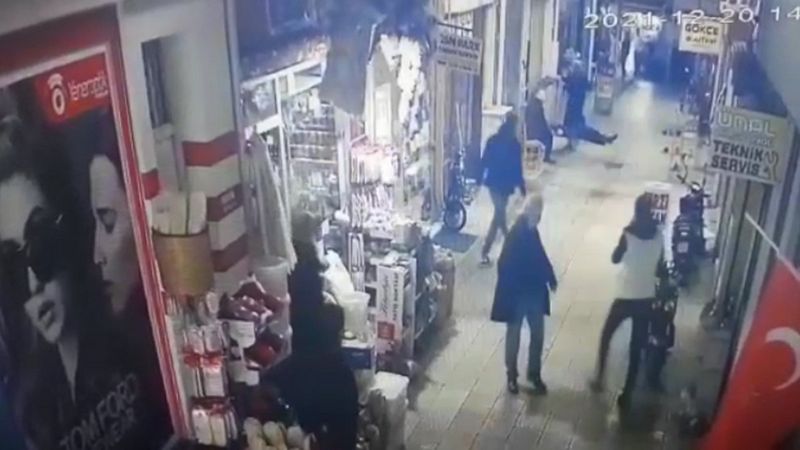 Hatay’da belediye işçisi çatıdan düştü