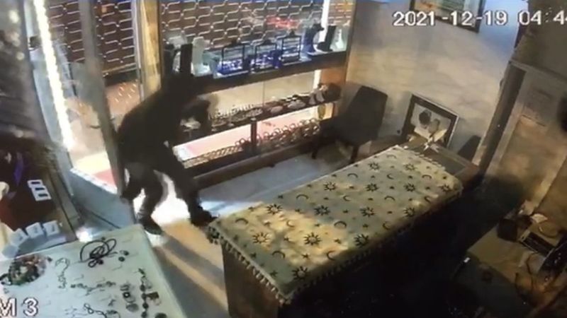 Fatih'te 4 hırsız kuyumcu soydu