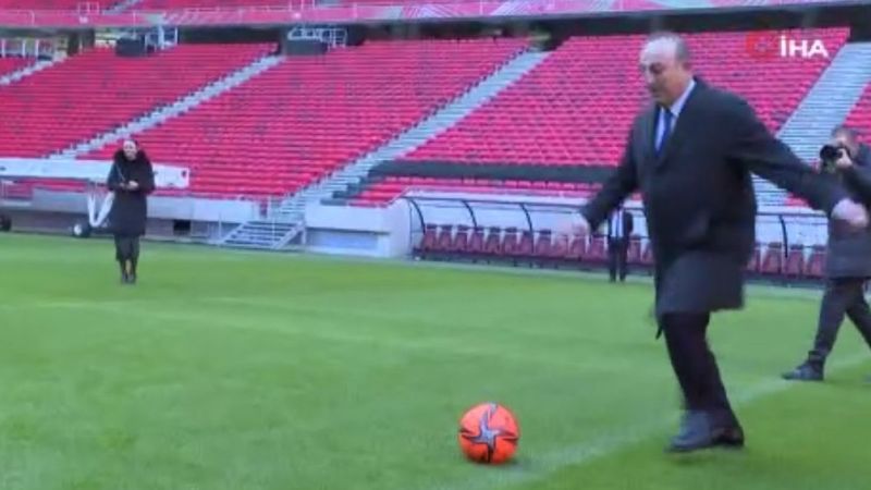 Mevlüt Çavuşoğlu, Vişegrad Grubu ile futbol oynadı