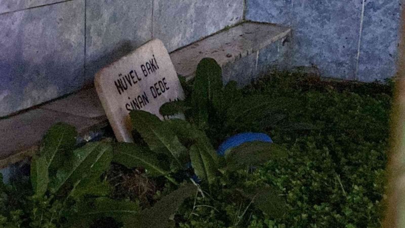 Bursa'da 600 yıllık türbenin bitişiğindeki evde yangın çıktı