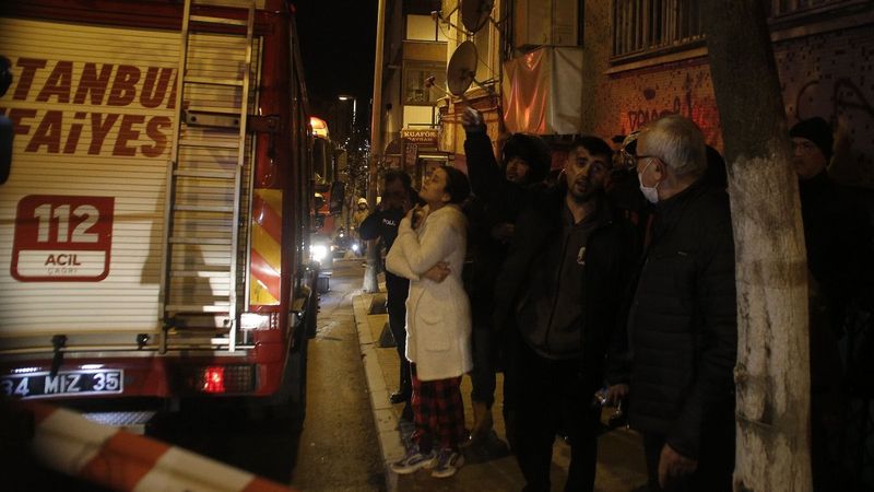 Şişli'de yangında mahsur kalanları itfaiye ile çevredekiler kurtardı